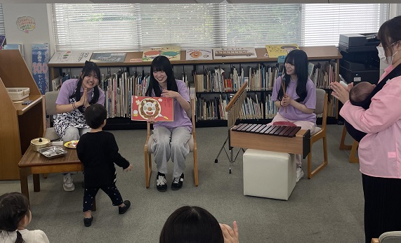 絵本とお話にお子さんも楽しそう