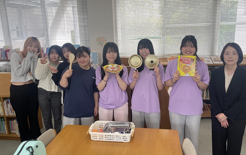 応援の音楽学科学生と一緒に